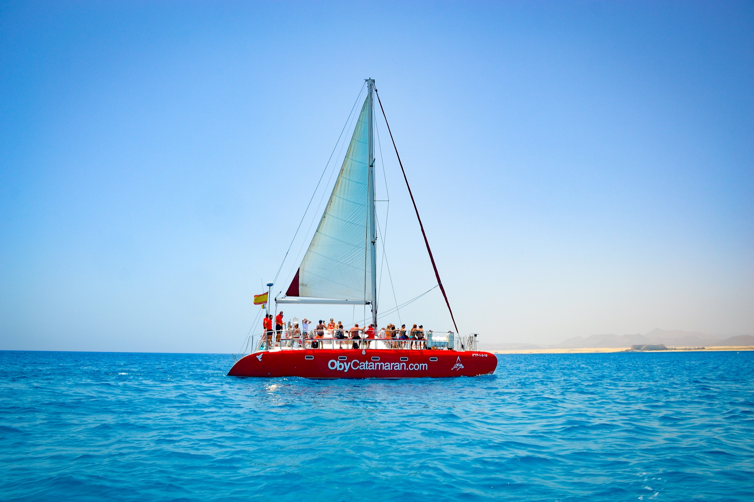 Catamarán Oby Freebird de 50 plazas bajo vela hacia la Isla de Lobos
