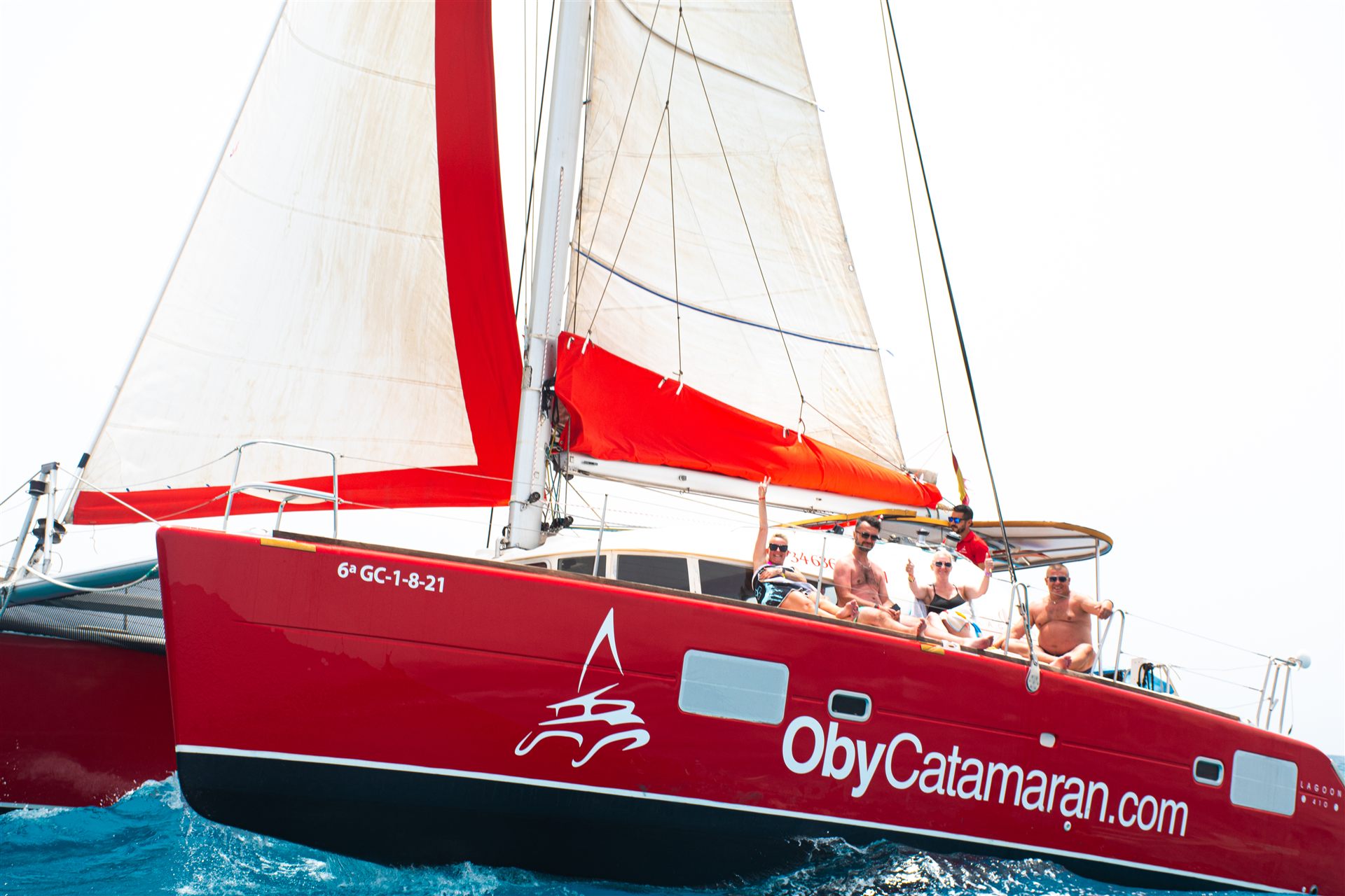 Oby Catamaran navegando con clientes a bordo
