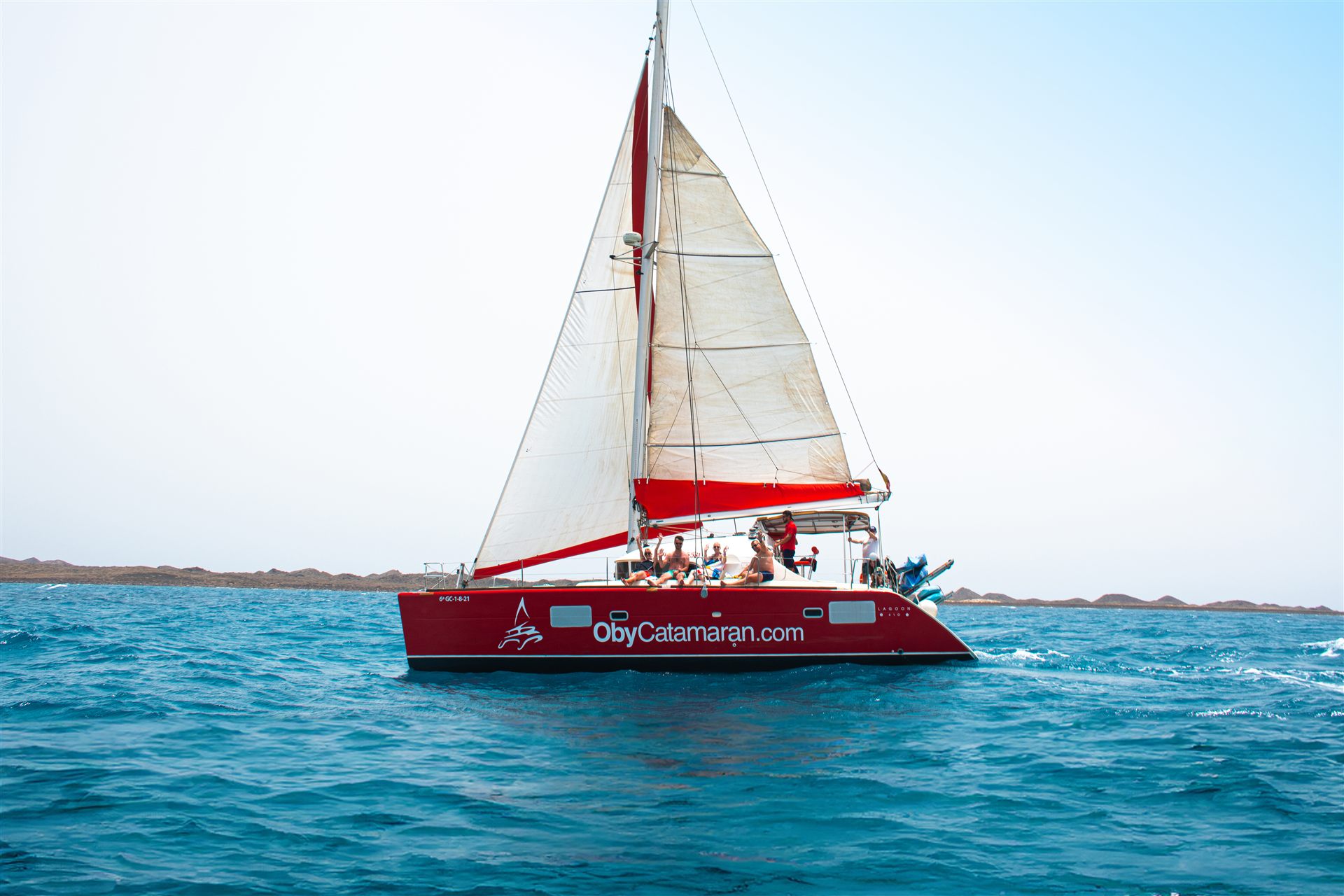 Oby Catamaran navegando frente a Isla de Lobos